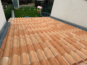Photo de galerie - Nettoyage toiture remplacement de tuiles pose d’un Solin 