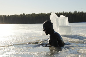 Photo de galerie - Le plongeur sous glace Stig Severinsen, multiple fois champion du monde d'apnée libre, lors d'un reportage