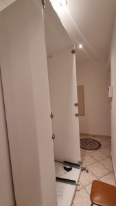 Photo de galerie - Nouvelle mission accomplie avec succès  J'ai accompagné une cliente pour le montage complet de son nouveau meuble IKEA,  Le résultat est impeccable structure parfaitement d'aplomb, portes ajustées au millimètre et fixations sécurisées. 