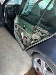 Photo de galerie - Remplacement de la tringlerie de lève vitre électrique arrière.