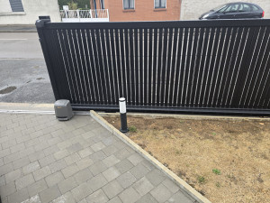 Photo de galerie - Pose d'un portail coulissant avec motorisation Somfy