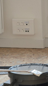 Photo de galerie - Installations des prises électriques et des prises courant faible. 