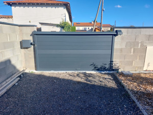 Photo de galerie - Pose portail extérieur  alu avec possibilité de motorisation