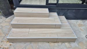 Photo de galerie - Préparation du support, découpes précises, pose du carrelage effet bois et finitions aluminium pour un rendu propre et élégant.
Chaque marche a été réalisée avec soin pour allier esthétique, solidité et durabilité.
