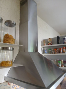 Photo de galerie - Hotte et etageres + placards netroyer et ranger