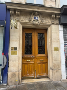 Photo de galerie - Dépose et installation de plaques professionnelles et de signalétique