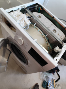 Photo de galerie - Bonjour je suis disponible pour diagnostic et le réparer votre machine à laver 