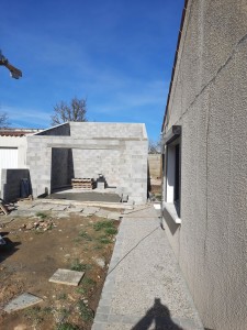 Photo de galerie - Garage en parpaing avec terrasse en béton désactivé 