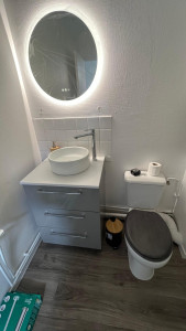 Photo de galerie - Installation luminaire miroir