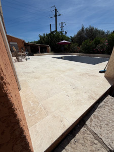 Photo de galerie - Pose de travertin 40x60 sur terrasse avec cadre piscine