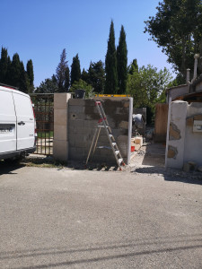 Photo de galerie - Mise en œuvre piliers de portail et mur de clôture 