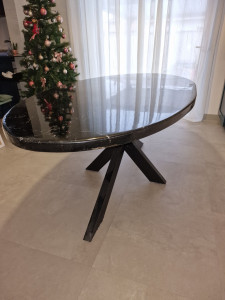Photo de galerie - Une belle table en bois et recouverte de résine avec un pied en acier 
