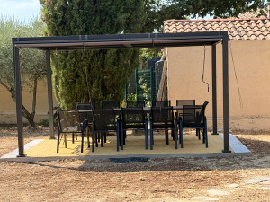 Photo de galerie - 
Montage d'une pergola et de son salon de jardin.
