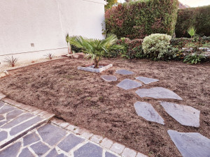 Photo de galerie - Création d'une pelouse avec dalles en ardoise