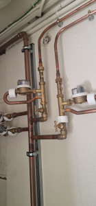 Photo de galerie - Installation des colonnes montantes générales d'eau froide de l'immeuble, équipées de compteurs privatifs.