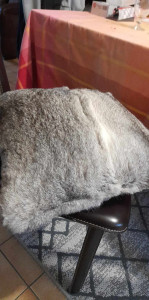 Photo de galerie - Transformation d'une fourrure en un coussin fait main 