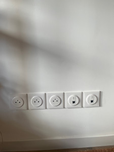 Photo de galerie - Installation de prise 2p+T et prise RJ45