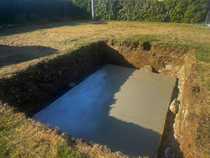 Photo de galerie - Terrassement piscine enterrée avec dalle pour piscine à poser enterrée fond plat 
