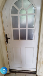 Photo de galerie - Après le passage de The Nettoyeur vous retrouverez une porte d'entrée  désinfectée  , prête à accueillir vos proches 
Un endroit propre pour une bonne santé 