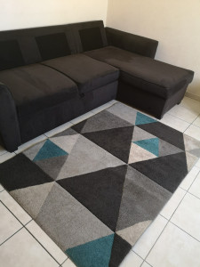 Photo de galerie - Entretien de tapis : nettoyage en profondeur pour éliminer poussières, taches et mauvaises odeurs. Cette prestation permet de redonner de la fraîcheur et de prolonger la durée de vie de votre tapis tout en respectant les fibres.