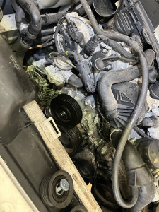 Photo de galerie - Remplacement pompe eau + crois d’accessoires SLK coupe