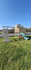 Photo de galerie - Montage d'une balançoire reçu en kit. Assemblage complet (mur d'escalade, toboggan, cabane, balançoire, mur à grimper...). 