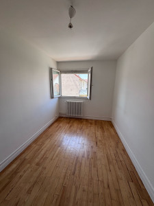 Photo de galerie - Reprise d'enduit mure et plafond avec deux couches de peintures et ponçage et vitrification du parquet 