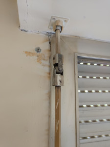 Photo de galerie - Fixation dune barre a store