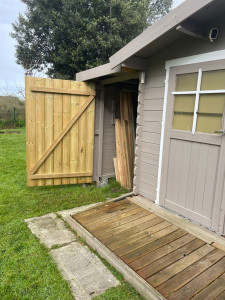 Photo de galerie - Finition abri de jardin avec pose d'une porte
