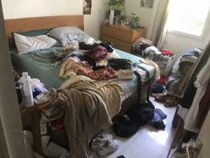 Photo de galerie - Illustration d'un espace de vie nécessitant une réorganisation et un désencombrement.