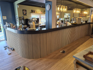 Photo de galerie - Pose de panneaux phonique décoratif sur un bar.