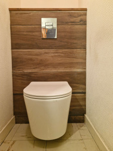 Photo de galerie - Pose d un wc suspendu grohe avec double peau de placo hydrofuge et parement carrelage imitation bois leroy merlin 