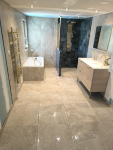 Photo de galerie - Réalisation complète de la salle de bain 
placo mur et plafond 
création de douche a l'italienne 
pose total de carrelage 
pose de baignoire et meuble vasque.