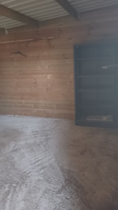 Photo de galerie - Nettoyage des box après le debarras