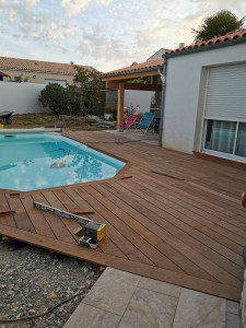 Photo de galerie - Création d'une terrasse autour d'une piscine.