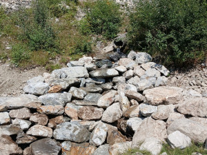 Photo de galerie - Enrochement chute d'eau naturelle