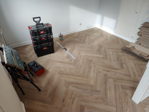 Photo de galerie - Pose d'un parquet flottant bâton rompu (après)