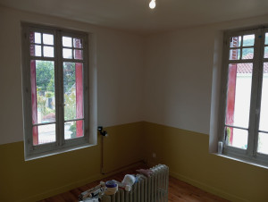 Photo de galerie - Ponçage , enduit , sous couche et peinture des murs en deux couleurs différentes 