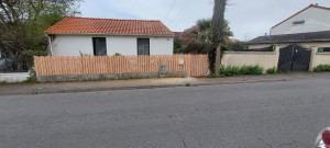 Photo de galerie - Réalisation d'une clôture en Douglas avec création de portillon.