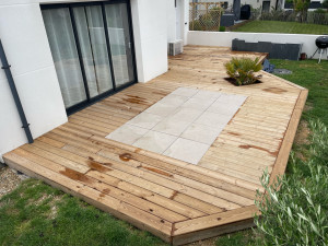 Photo de galerie -  relation terrasse bois et dalles + jardinière en palis d’ardoise