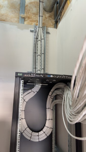 Photo de galerie - Tirage de câble plus câblage d’une baie informatique 