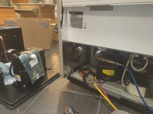 Photo de galerie - Changement groupe de condensation sur une vitrine dans un self service restaurant d'entreprise sur paris 