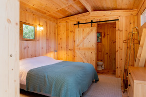 Photo de galerie - Intérieur d’une cabane conçue et fabriquée entièrement. Porte ferme 