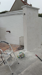 Photo de galerie - Reconstruction pilier, enduit talocher + peinture 