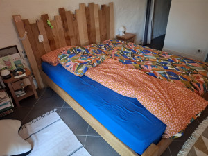 Photo de galerie - Fabrication lit en chene, tête de lit, et table de nuit en merisier
