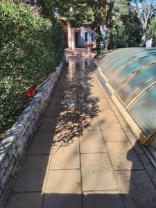 Photo de galerie - Nettoyage dallage avec produit  professionnel( sans passer le nettoyeur à haute pression) 