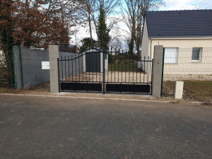 Photo de galerie - Création de seuil et poteaux en béton, puis la pose du portail