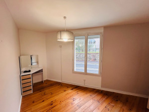 Photo de galerie - Réflection de la totalité d’une en peinture blanc et beige. déplacement d’un radiateur et un tirage de lignes électriques