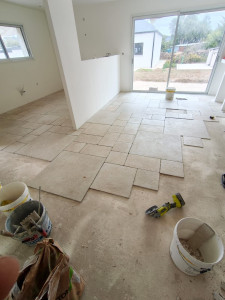 Photo de galerie - Carrelage multiformat imitation travertin avec joint beige
