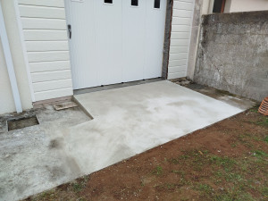 Photo de galerie - Réalisation d'une rampe d'accès garage avec seuil.